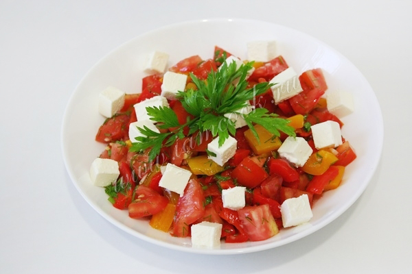 Готовим салат из запеченного болгарского перца с овощами