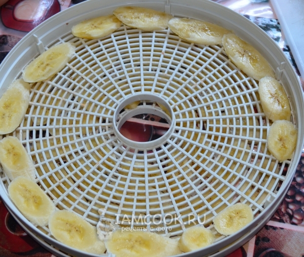 Уложить банан в сушилку