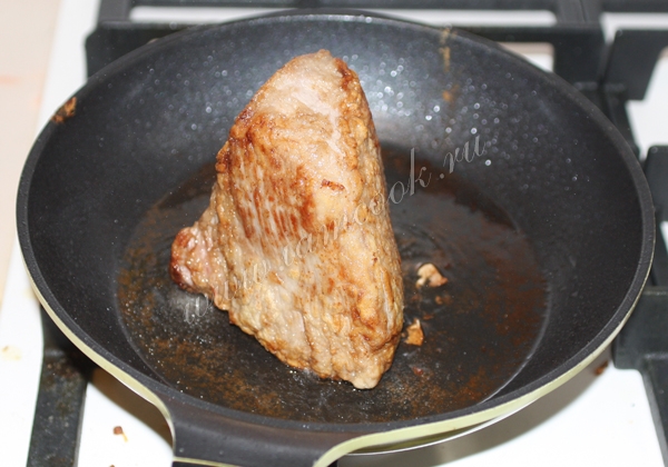 Обжарка куска говядины на сковороде