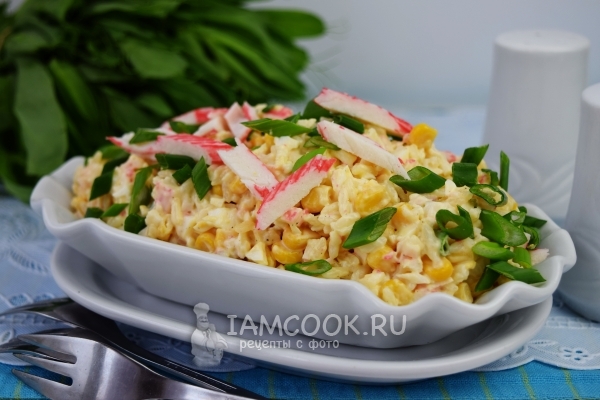 Фото крабового салата с рисом и кукурузой