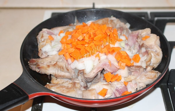 Добавить лук и морковь к мясу на сковороду