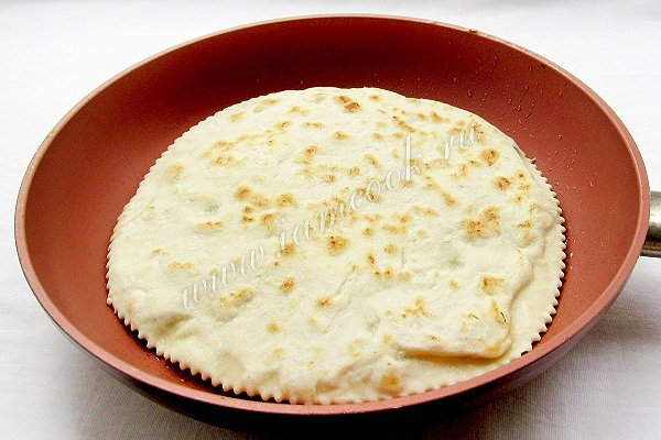 Готовим домашние лепешки с сыром