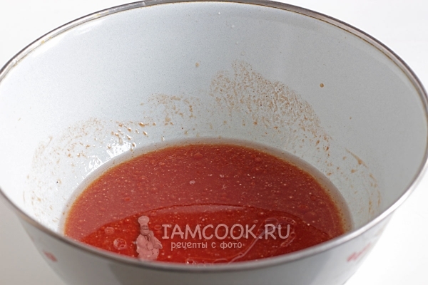 Соединить томатный сок и масло