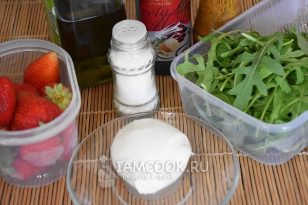 Ингредиенты для салата с клубникой, моцареллой и рукколой