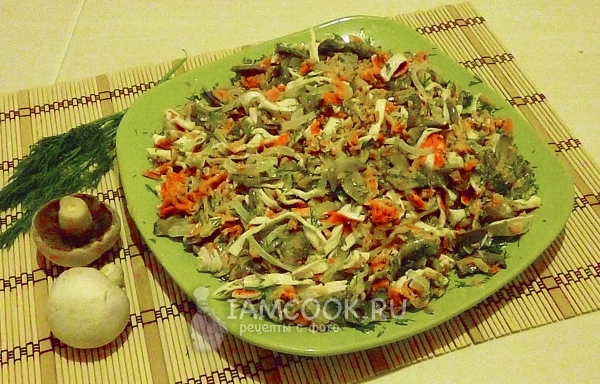Готовый салат с жареными крабовыми палочками и грибами