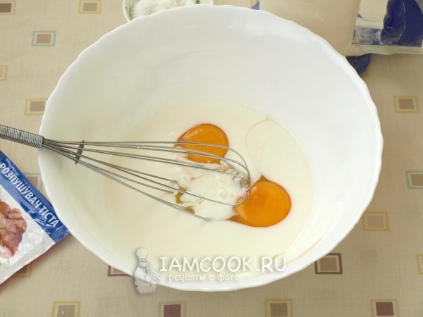 Смешать яйца с кефиром