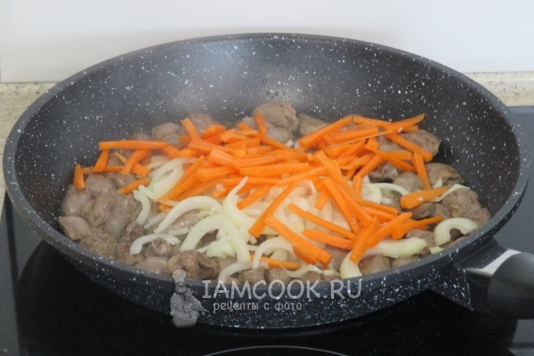 Положить луки и морковь в сковороду