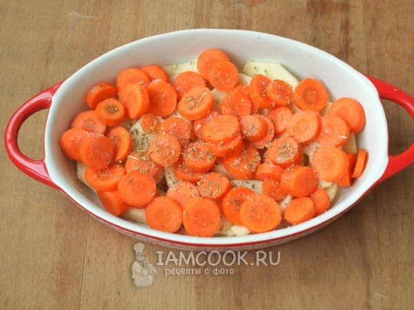 Картофель с морковью в форме для запекания
