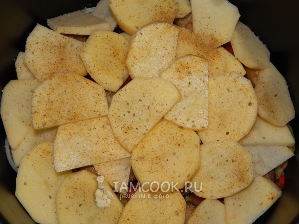 Добавить картофель и приправы