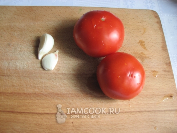 Подготовить помидоры и чеснок