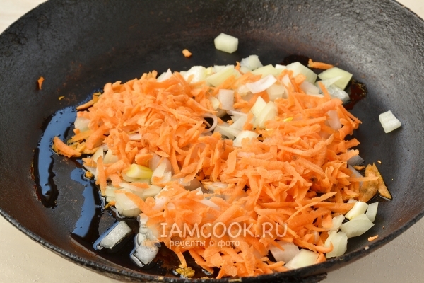Лук и морковка в сковороде