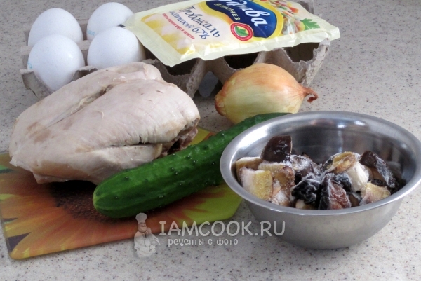 Ингредиенты для салата с курицей, грибами и огурцами