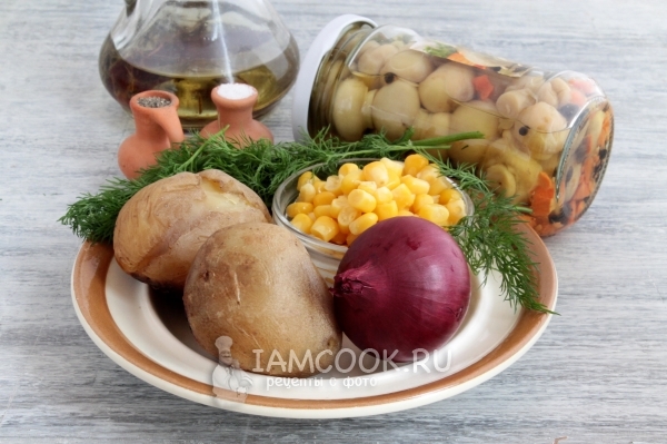 Ингредиенты для салата с маринованными грибами и кукурузой