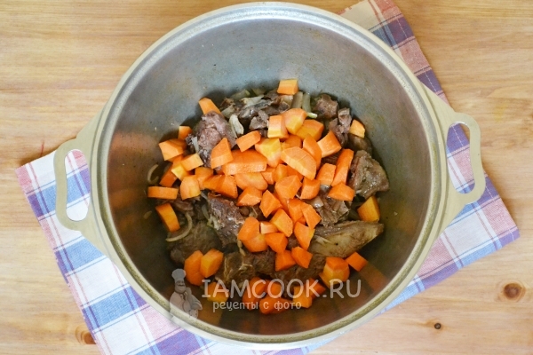 Добавить к мясу лук и морковь