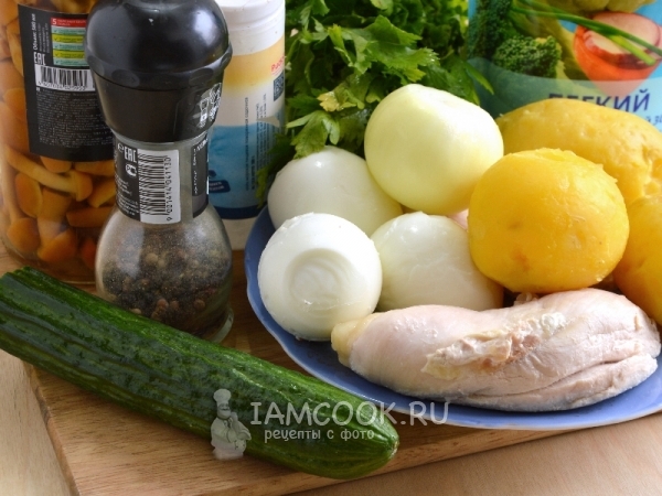 Ингредиенты для салата с маринованными опятами