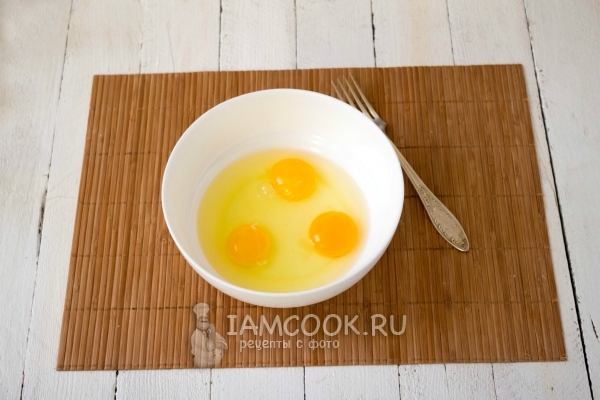 Вбить яйца в тарелку