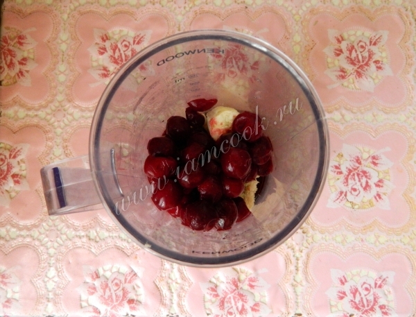 Закинуть фрукты в чашу блендера