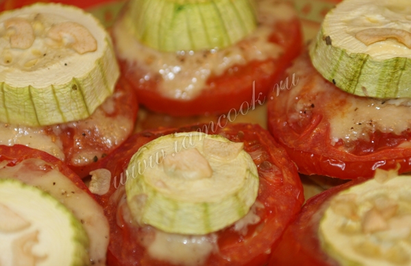 Кабачки, запеченные с помидорами и сыром в духовке