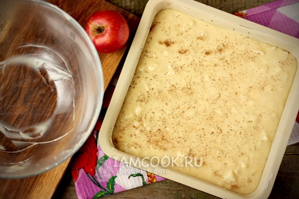 Переложить тесто с яблоками в форму