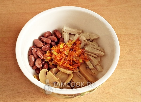 Соединить фасоль, мясо, грибы и лук с морковью