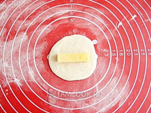 Положить на лепешку теста сыр