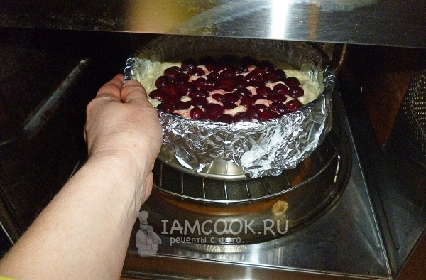 Поставить пирог в духовку