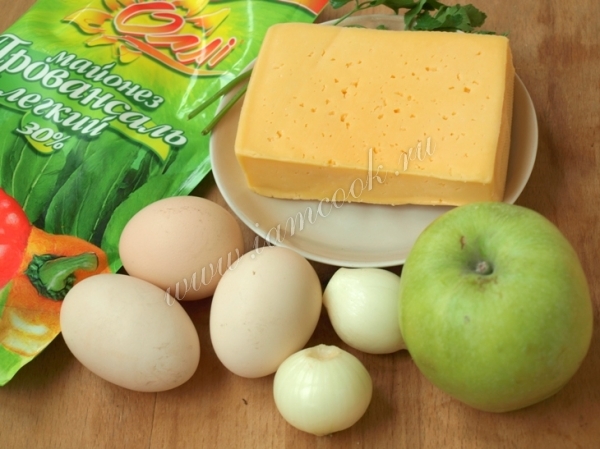 Ингредиенты для сырного салата с яблоком