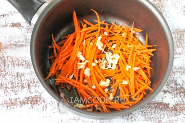 Обжарить морковь с чесноком