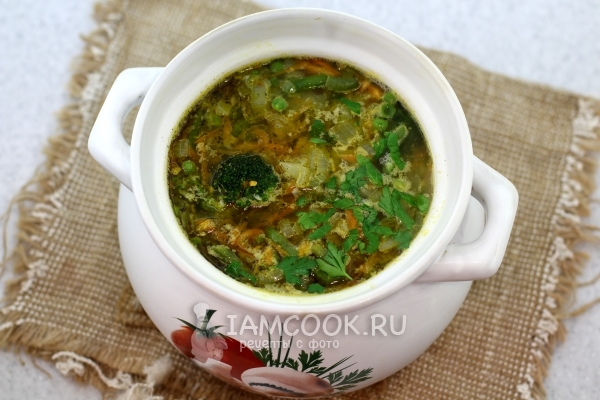 Готовый суп с консервированным зеленым горошком