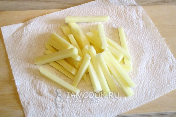 Обсушить картофель на салфетке