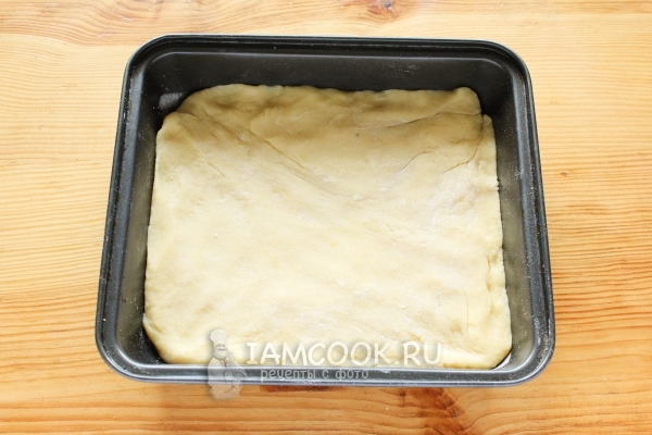Выложить тесто в форму