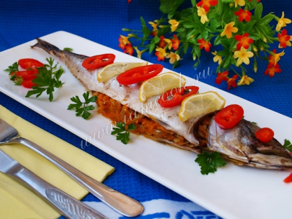 Запекаем скумбрию с луком