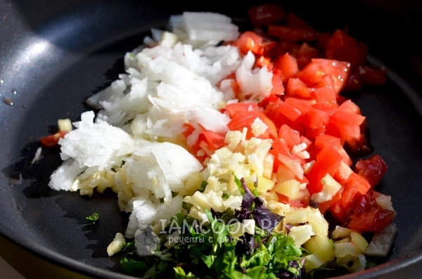 Положить измельченные овощи на сковороду