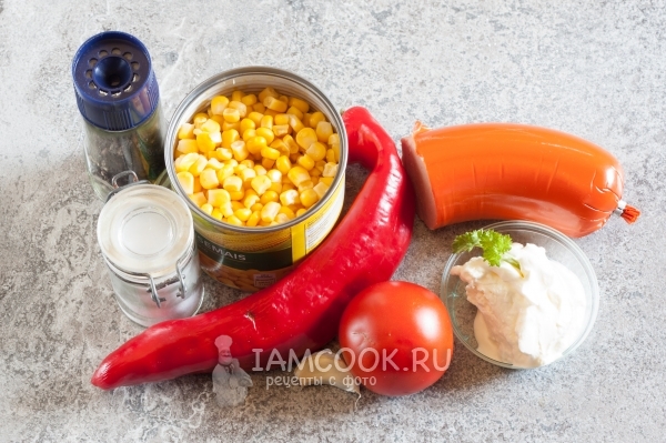 Ингредиенты для салата с кукурузой и колбасой