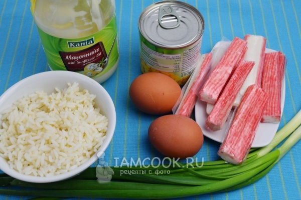 Ингредиенты для крабового салата с рисом и кукурузой