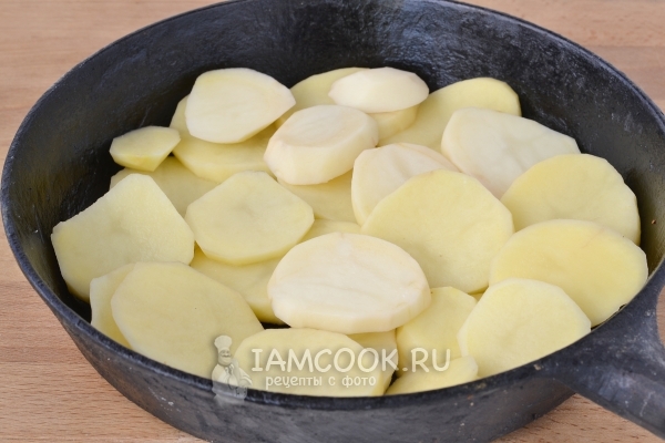 Положить картофель в форму