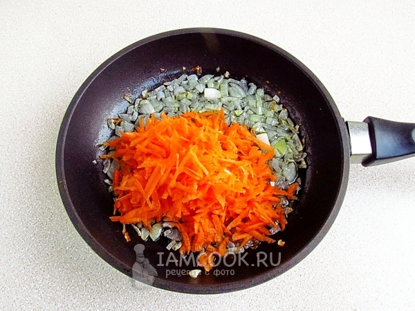 Добавить морковь к луку