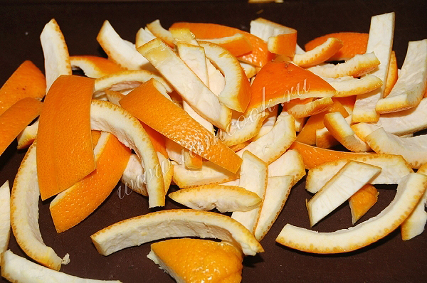Нарезали апельсиновые корки