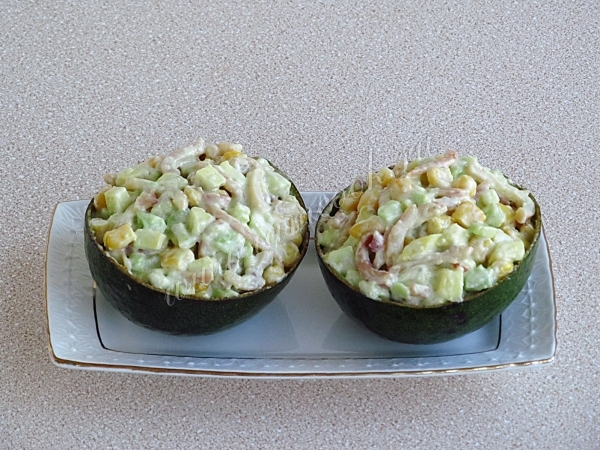 Уложить салат в чаши из авокадо