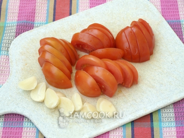Порезать помидоры и чеснок