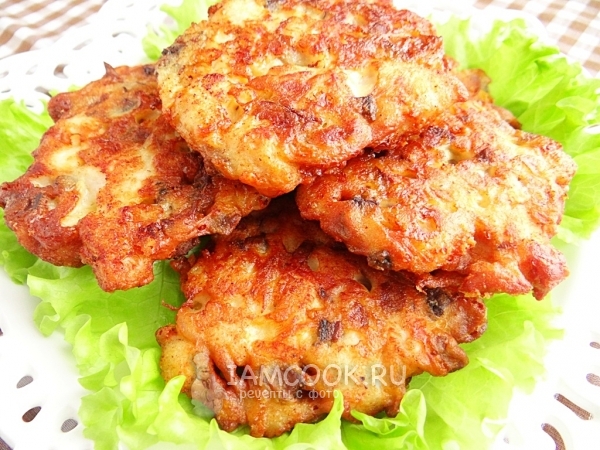 Готовые куриные котлеты с сыром и грибами