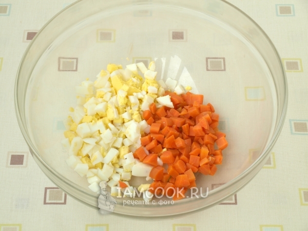 Порезать морковь и яйца