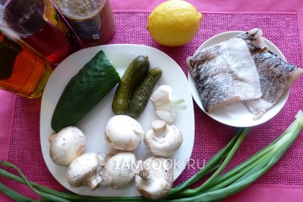 Ингредиенты для салата из шампиньонов, запеченной щуки и сухариков