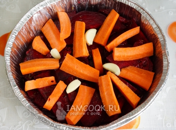 Выложить сверху морковь и чеснок