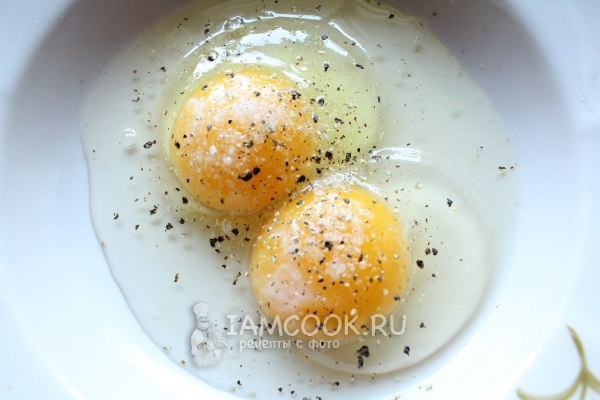 Посыпать яйца солью и специями