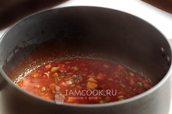 Обжарить овощи с томатной пастой
