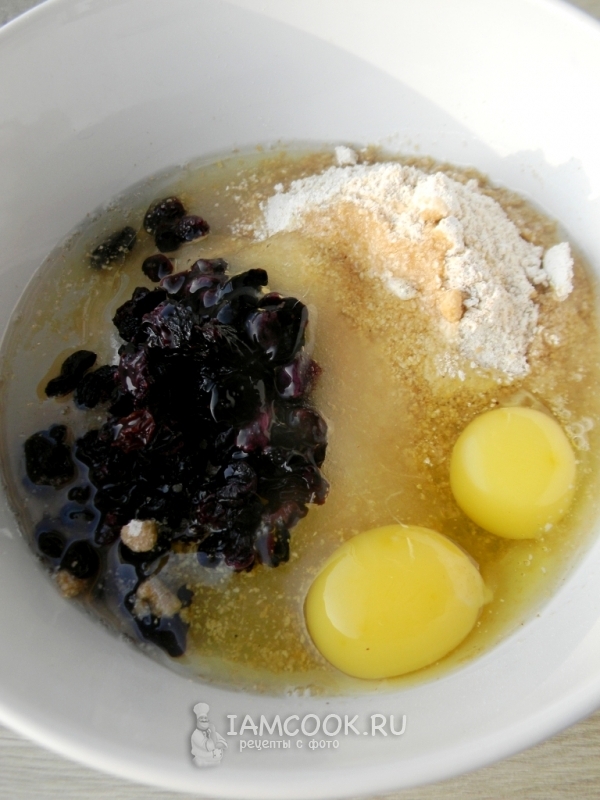 Добавить яйца, сахар, масло и изюм
