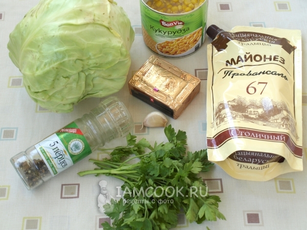 Ингредиенты для салата с молодой капустой, кукурузой и плавленым сыром