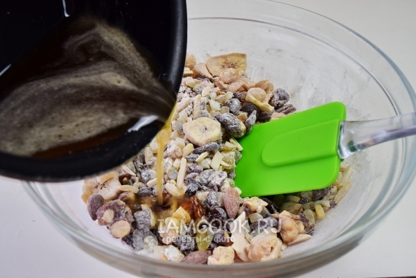 Влить сироп в орехи с сухофруктами