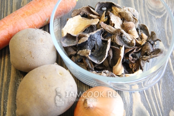 Ингредиенты для супа из лесных грибов